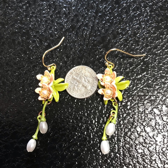 Flower Leaves Imitation Pearl Retro Earring - Picture 4 of 4